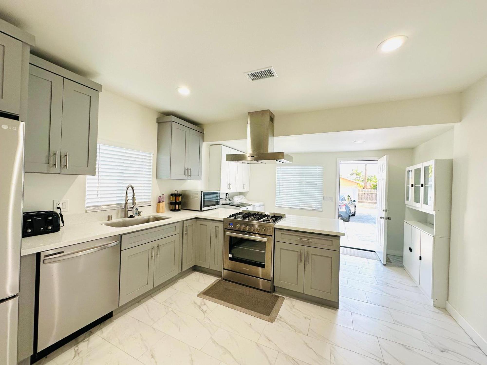New Spacious House In Anaheim Near Disneyland-Knott In Without Backyard In The Same Lot Of 3 Separate Properties Exterior photo